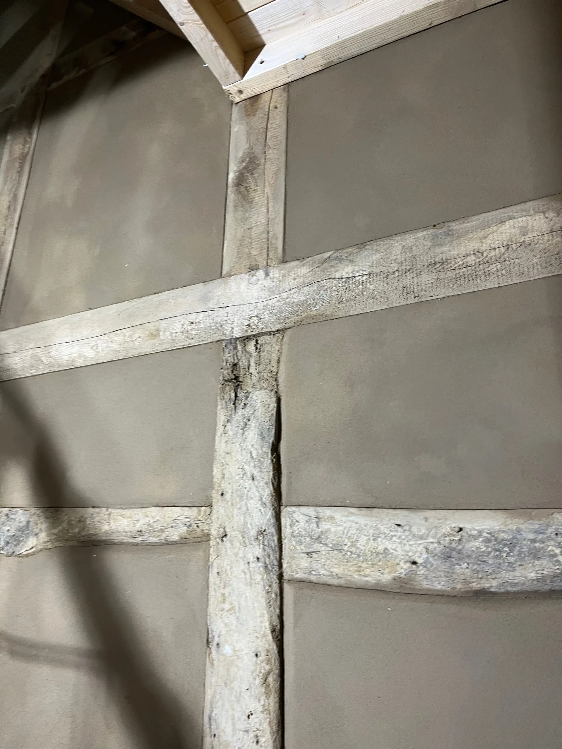 Präzise Lehmbau Arbeit bei der Fachwerksanierung eines historischen Gebäudes in Remscheid Lennep durch Stuckateurmeister Alexander Leubner